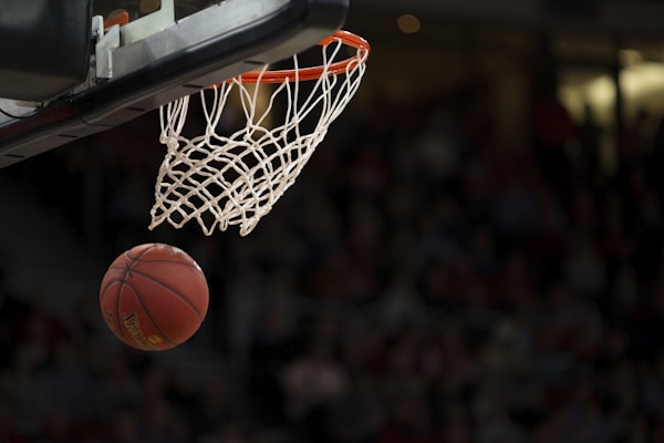NBA总决赛湖人vs凯尔特人，詹姆斯关键时刻上篮得分，全场沸腾的经典画面